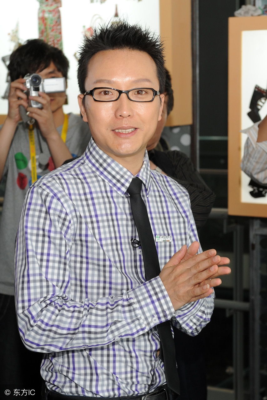 39岁李玉刚近照,台上台下像两个人,生活中很爷们