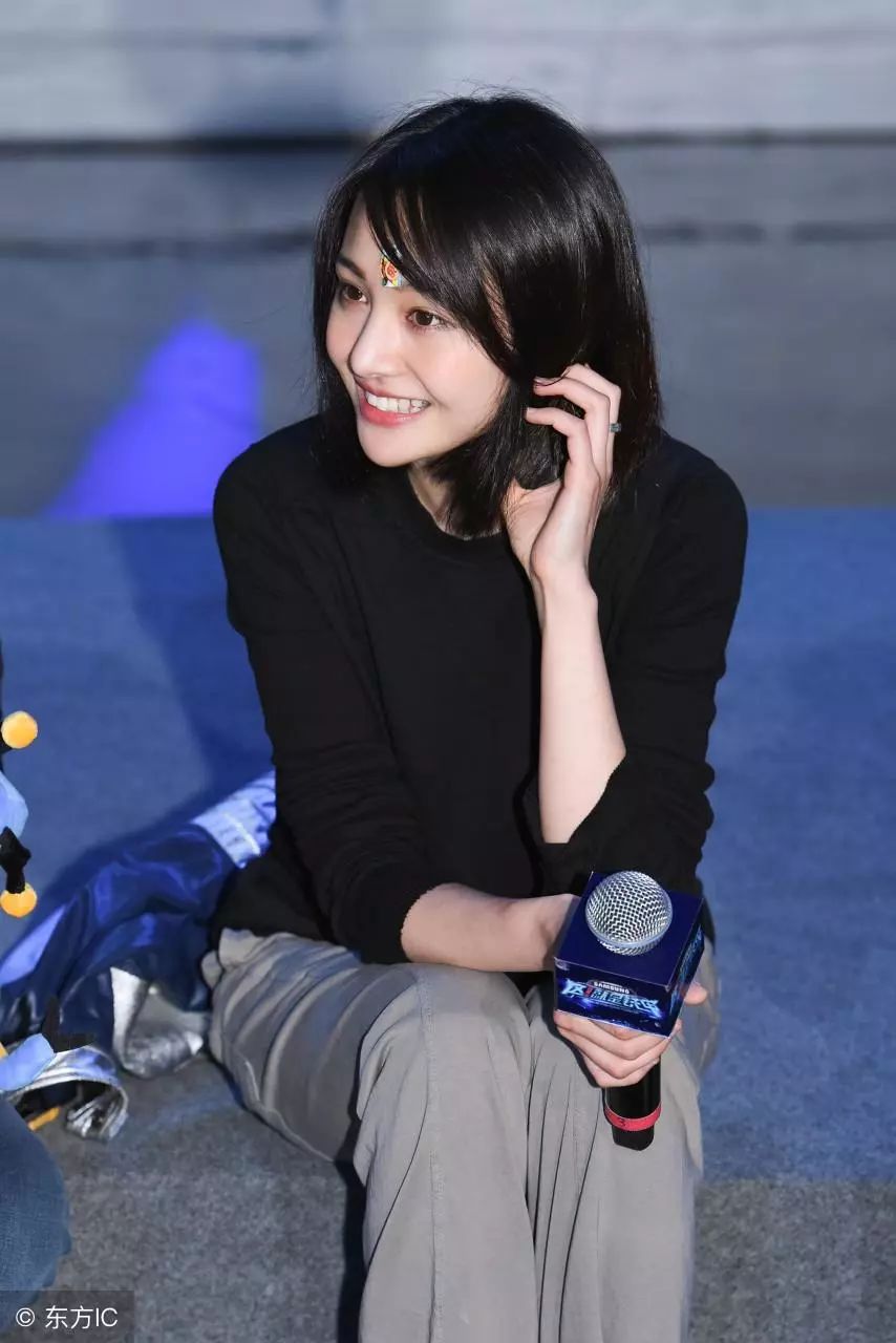 郑爽出席某活动网友短发都这么美长发岂不是要上天