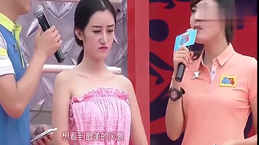 美女参加水上闯关这衣服穿的也太宽松了