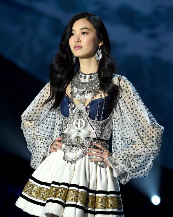 她是维密秀上年纪最小的华人模特,一夜间红遍时尚圈,元气满满!