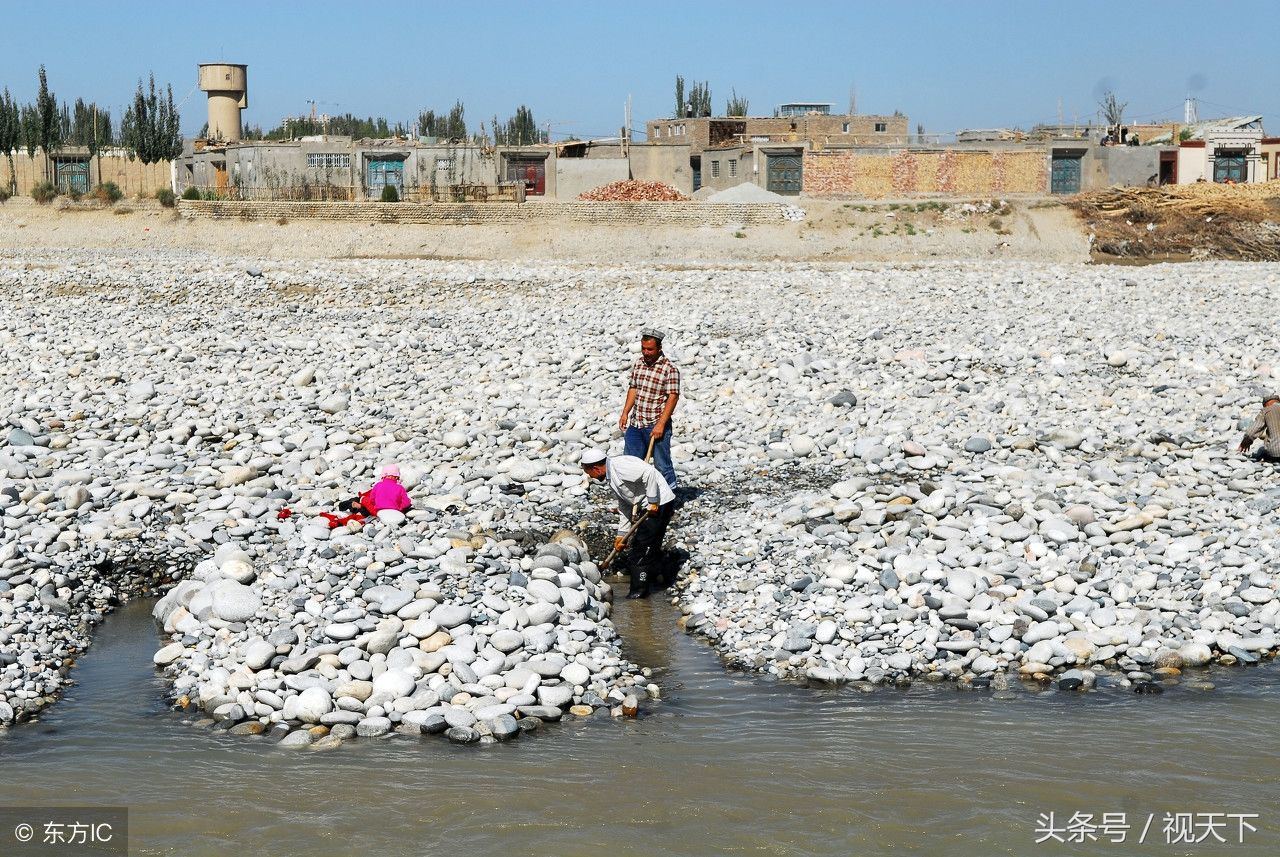 他们在这条河里捡玉石,一克好玉卖一万元,捡石暴富的故事年年有