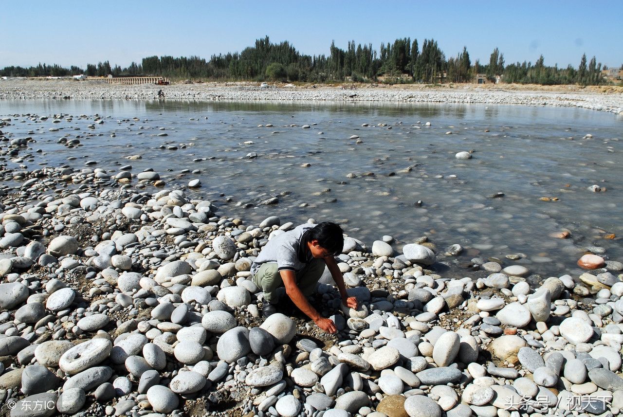 他们在这条河里捡玉石,一克好玉卖一万元,捡石暴富的故事年年有