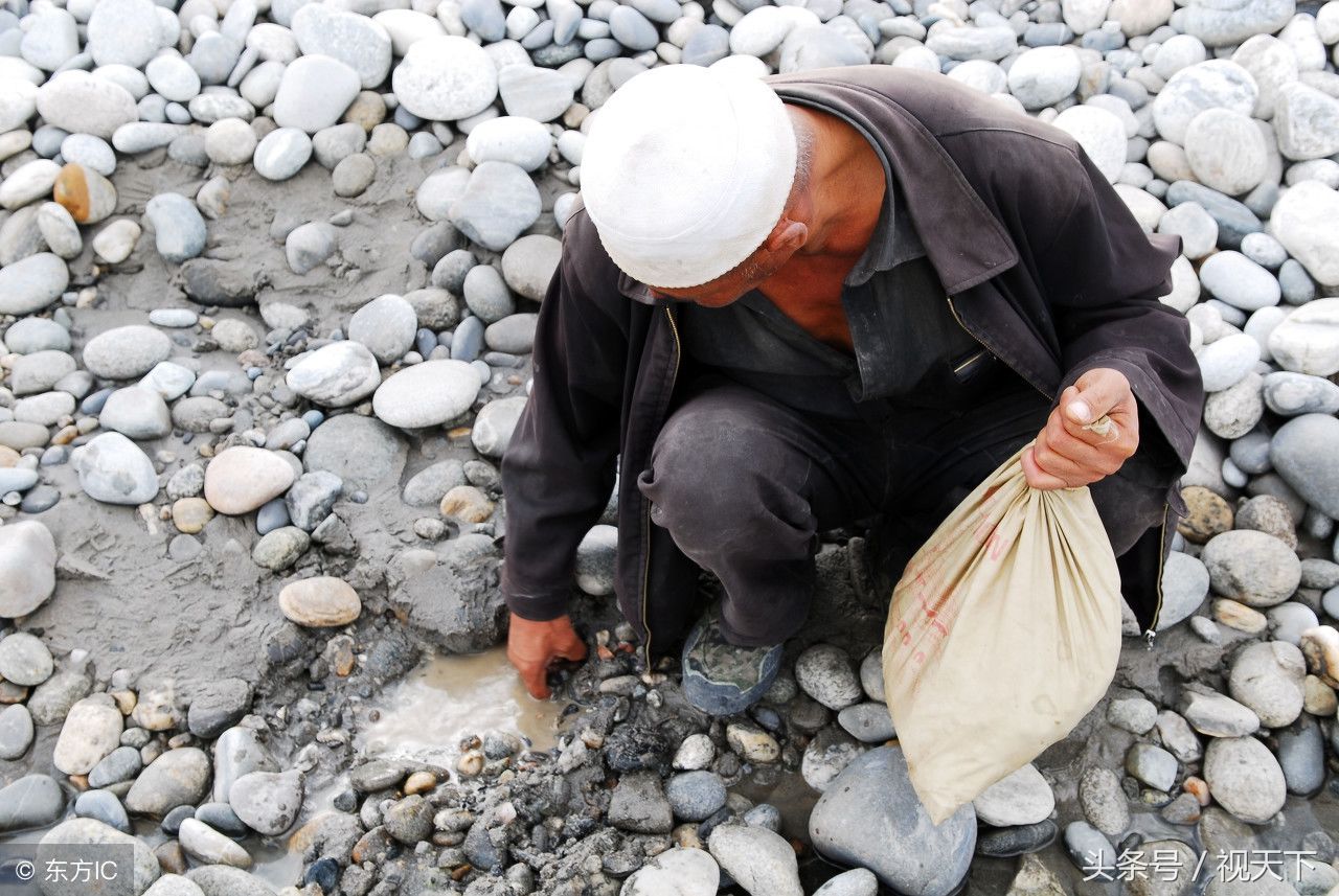 他们在这条河里捡玉石,一克好玉卖一万元,捡石暴富的故事年年有