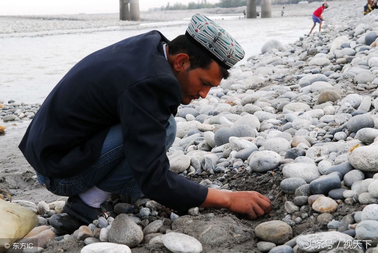 他们在这条河里捡玉石,一克好玉卖一万元,捡石暴富的故事年年有