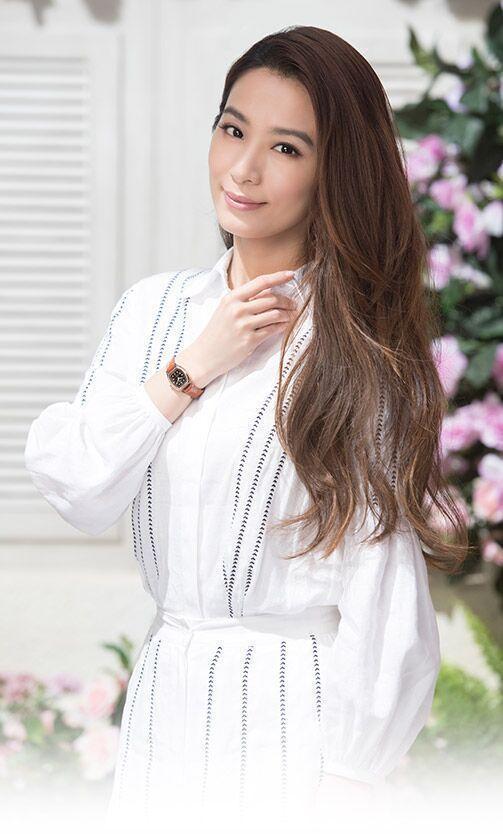 田馥甄身穿一袭白色衬衫裙,尽显淑女气质,网友