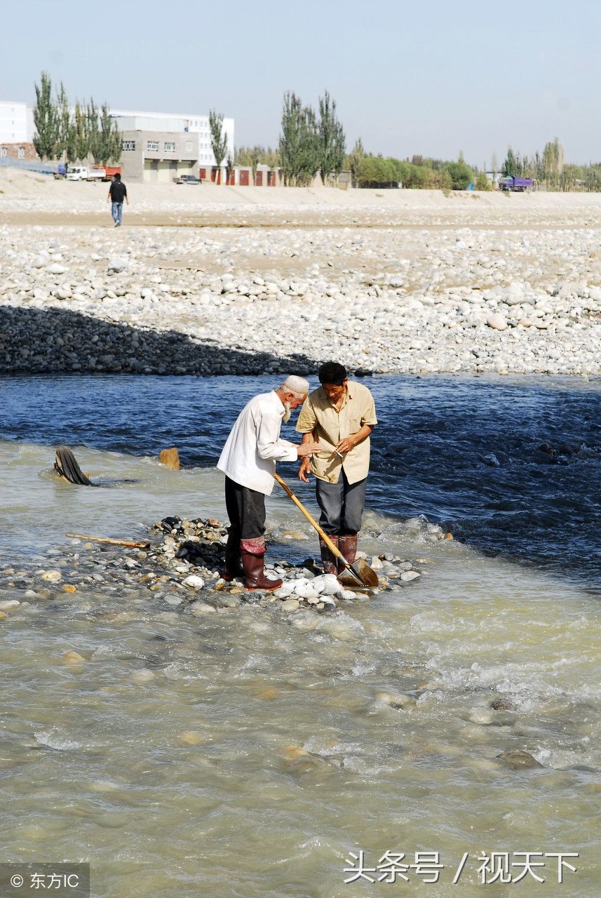 他们在这条河里捡玉石,一克好玉卖一万元,捡石暴富的故事年年有