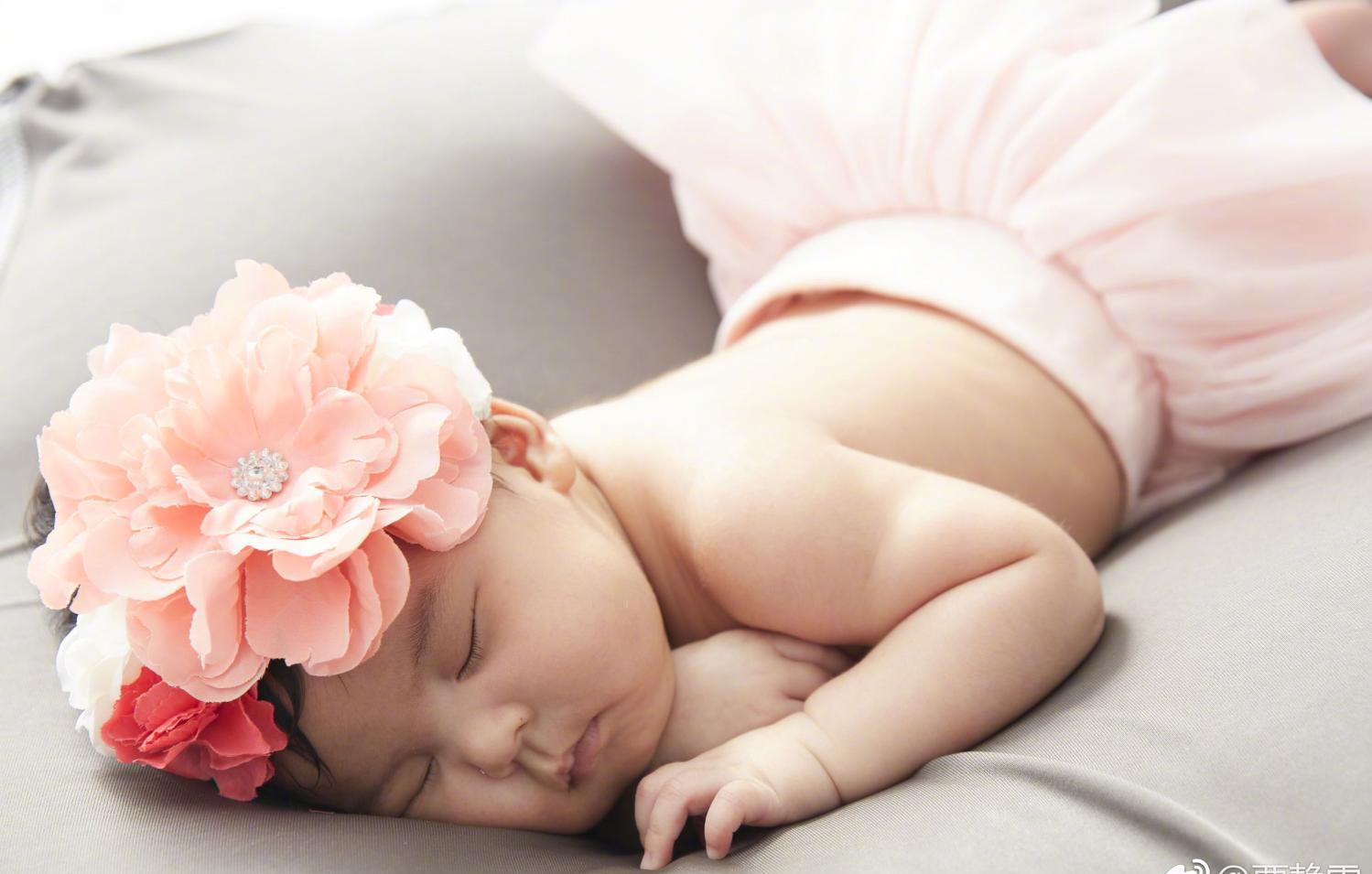 修杰楷晒bo妞吃早餐, bo妞张着大眼睛看周围好奇心爆棚