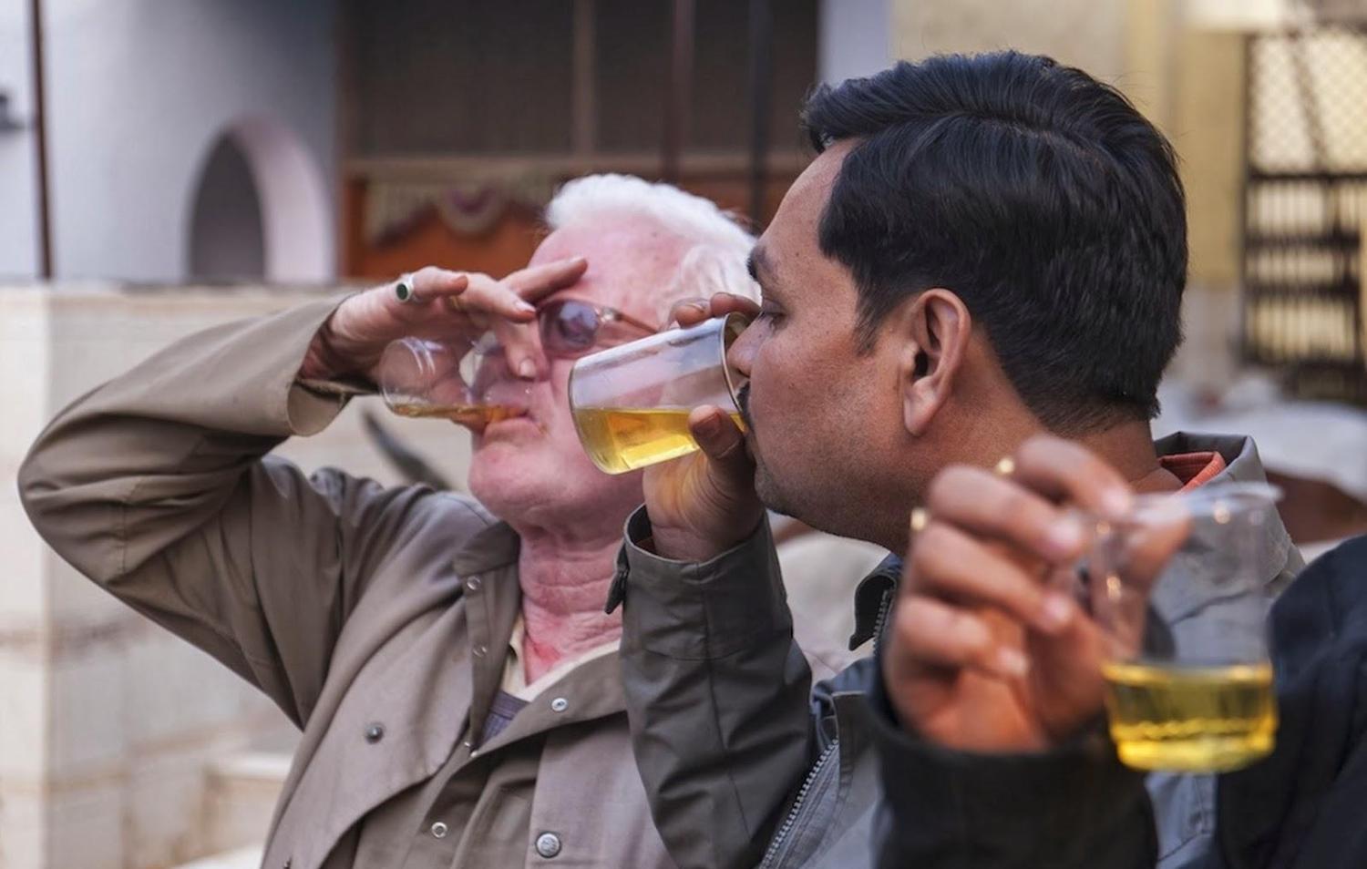 印度人将牛尿当成宝, 趁牛撒尿时成桶直接饮用