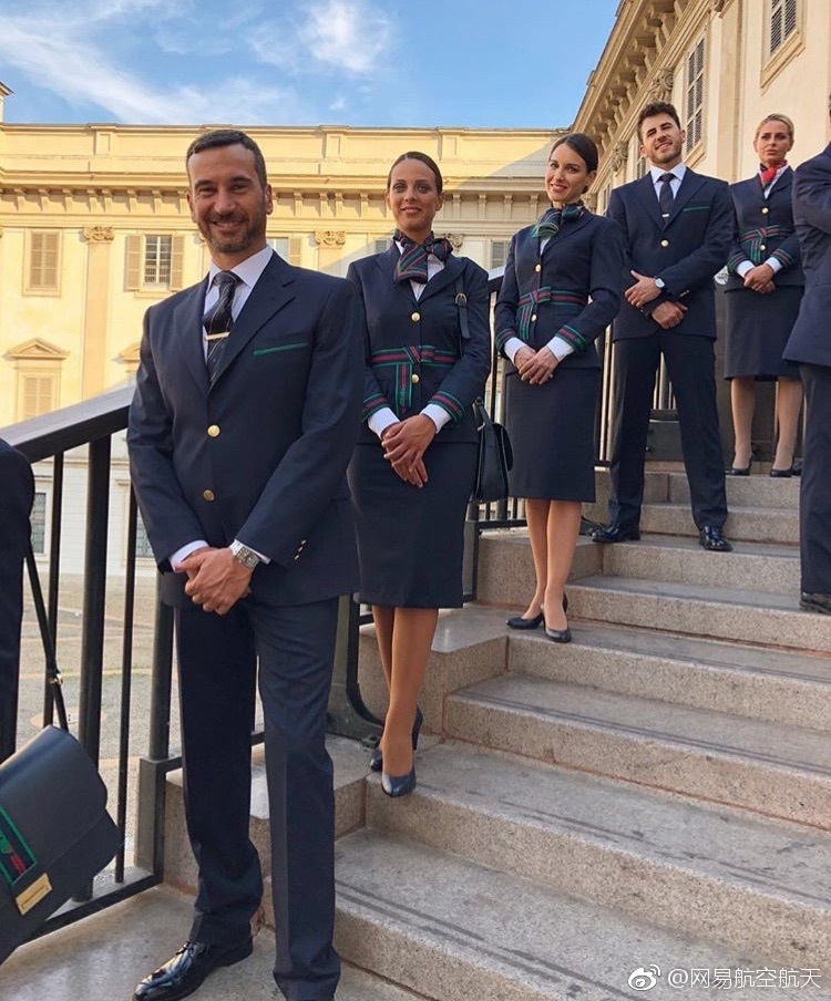 款员工制服 ↓↓↓ 67近日,意大利航空公布了由意大利设计师alberta