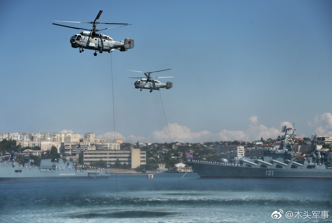 俄罗斯黑海舰队母港塞瓦斯托波尔庆祝海军节航空兵空中分列式