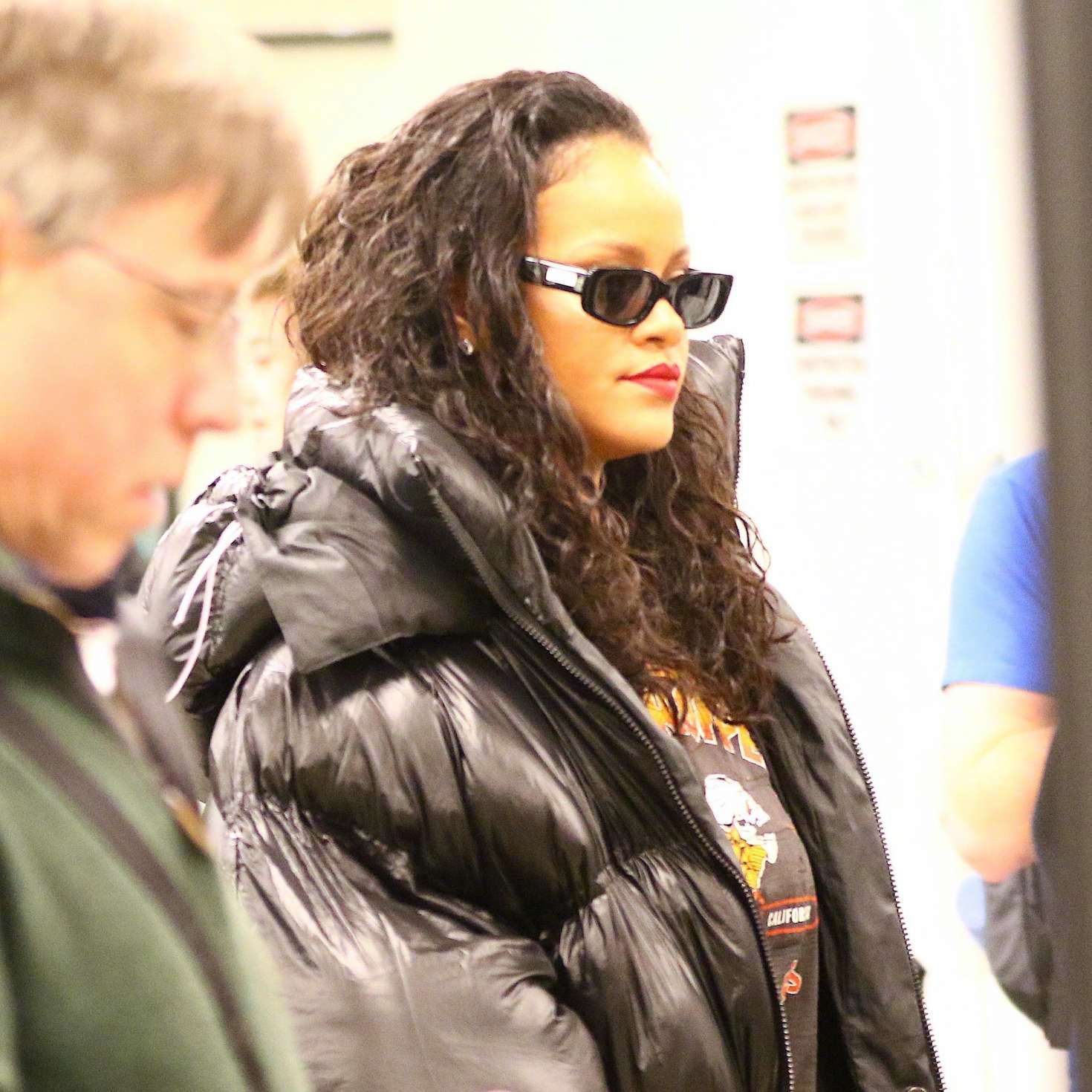 蕾哈娜身穿长款羽绒服抵达纽约肯尼迪机场