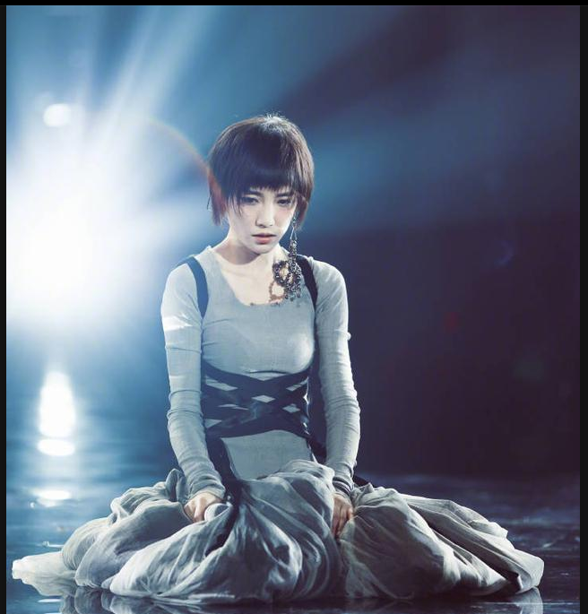 苏诗丁身着灰色针织上装连体纱裙重回歌手 帅气中带着性感