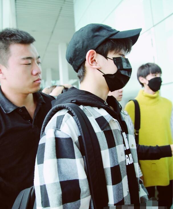 王俊凯机场偶遇王源,眼神亮了,千玺还有30秒到达战场!