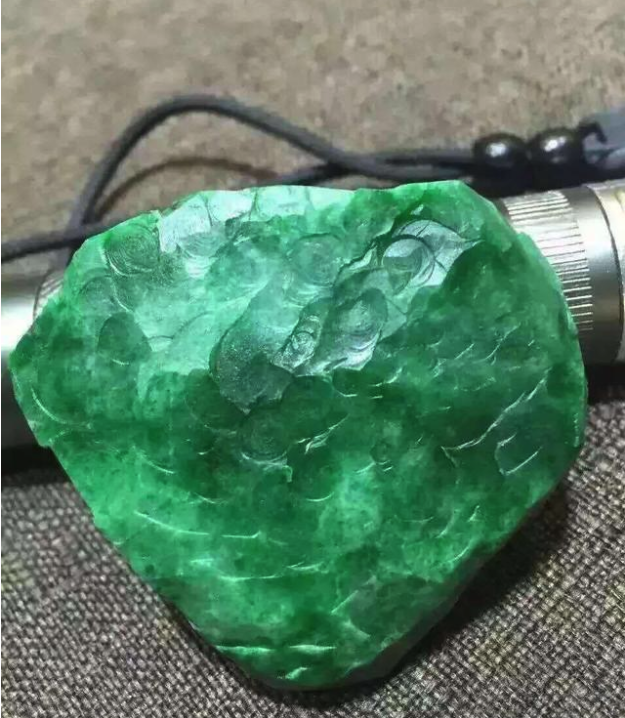 一块不起眼的翡翠小色料,这样一雕竟逆袭成了佳品!