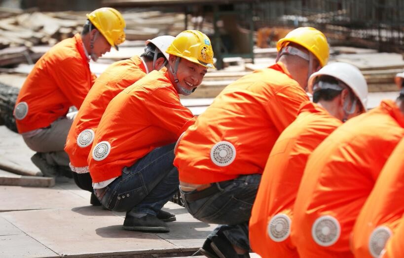 酷热的建筑工地上,包工头慷慨大方,为农民工配备"空调衣帽"