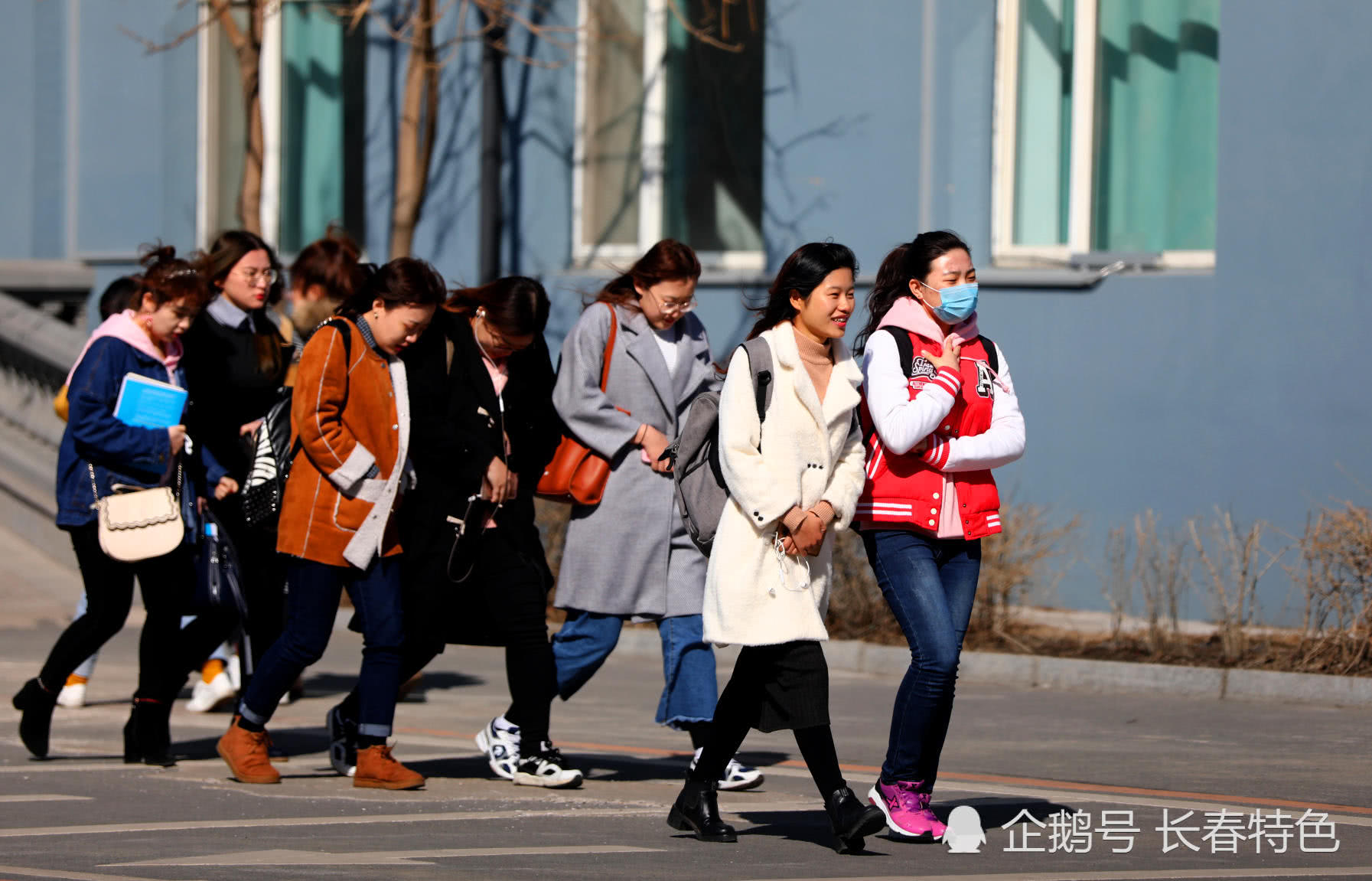 早课路上秀春装女大学生如走t台