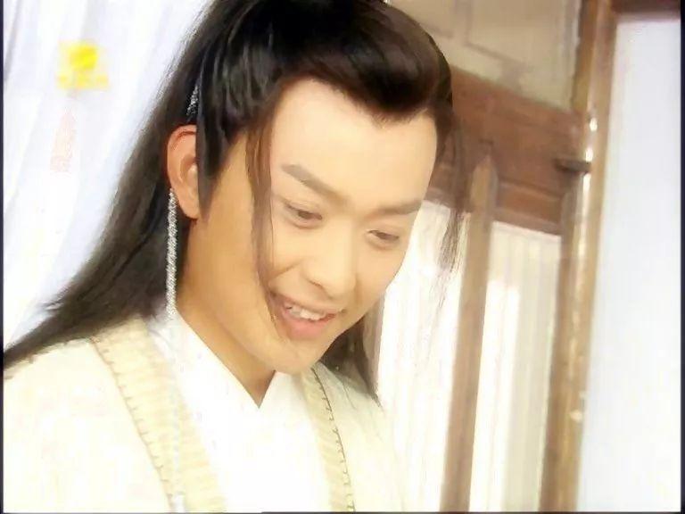 圈内也打拼多年也有很多拿得出手的作品,演过金庸的《新书剑恩仇录》