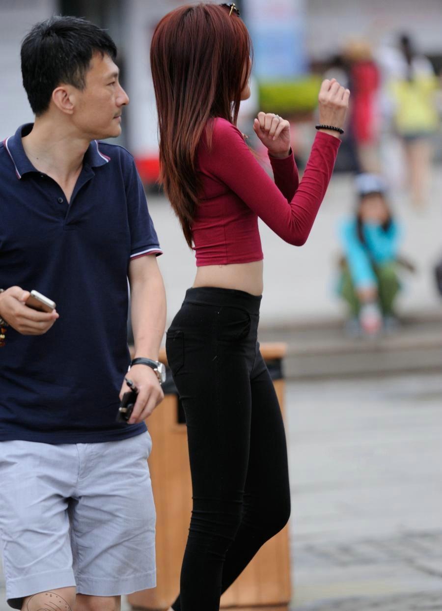 街拍辣妈黑色紧身露脐装, 错落有致, 很有层次美