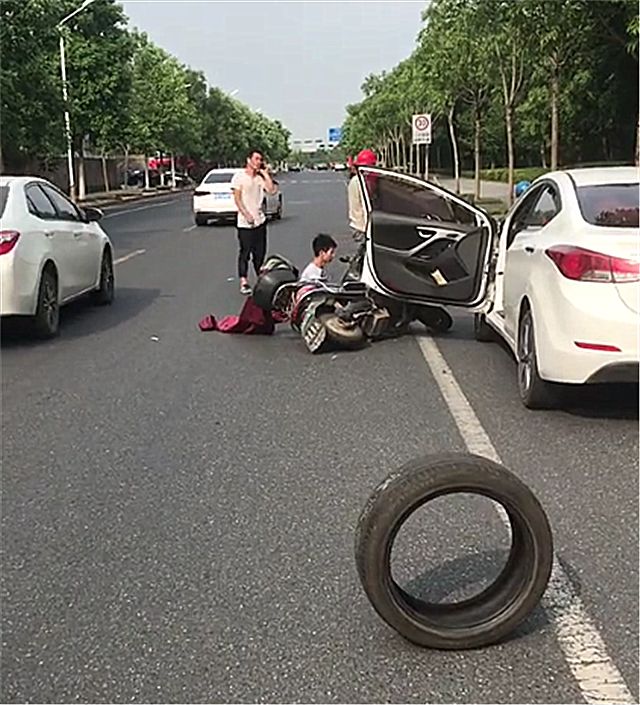 电瓶车撞11万朗动,对方不愿起来,坐在地上玩手机!网友:没辙