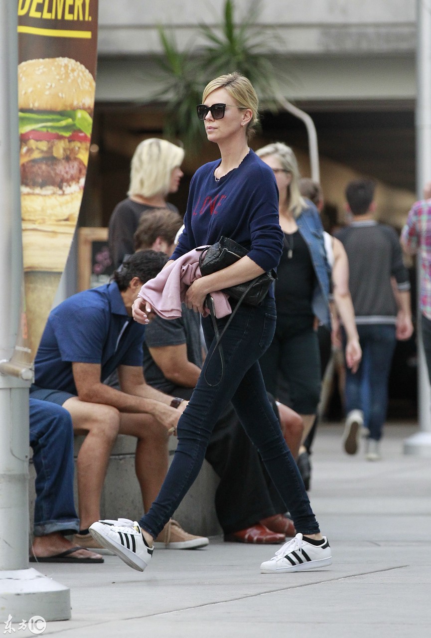 运动鞋(图片来自东方ic)关注我每天都会更新各路明星街拍机场真实照片