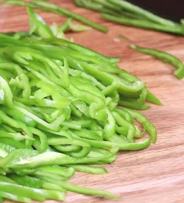 青椒洗净切成丝里脊肉洗净切成粗点的肉丝把里脊肉放在碗中加适量色拉