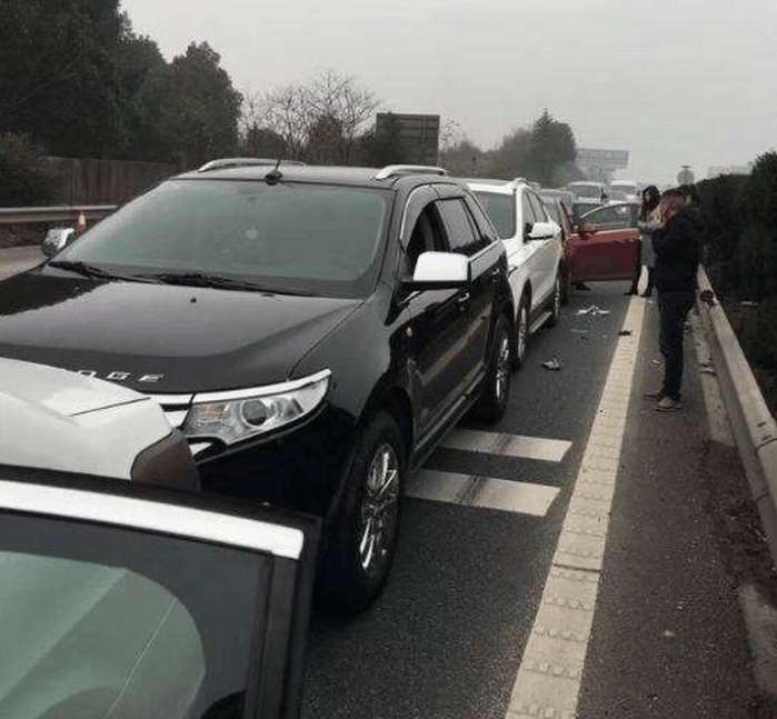 一汽奔腾x80高速被别克英朗追尾,车主:没想到差距这么大