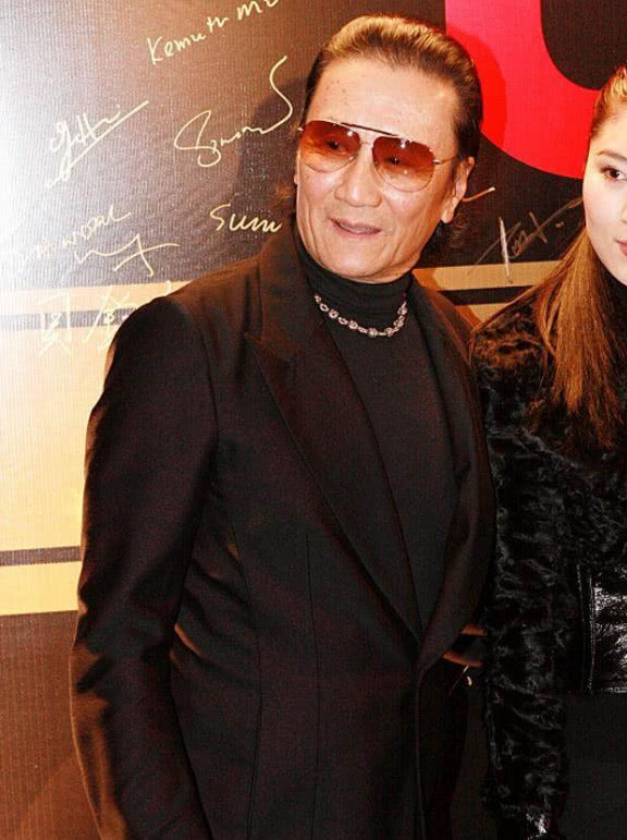 有一次张柏芝带着两个儿子到谢贤家里给大儿子谢振