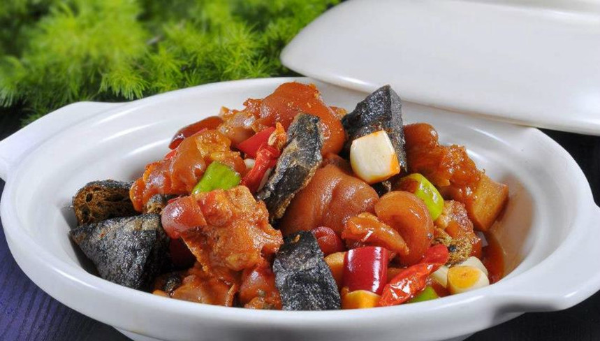 1,菜名:中国足球.其实就是臭豆腐焖猪脚,这名字起的好有内涵!