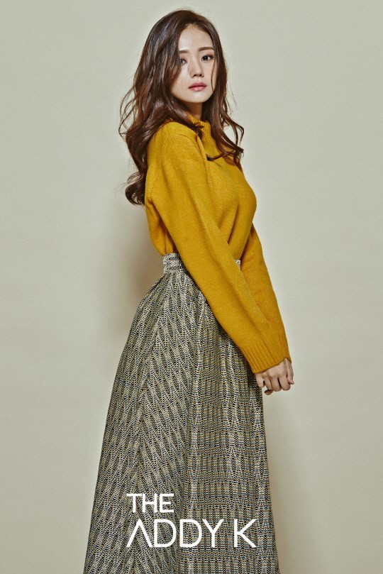 韩国女艺人金慧智拍时装杂志照秀清纯容貌火辣身材