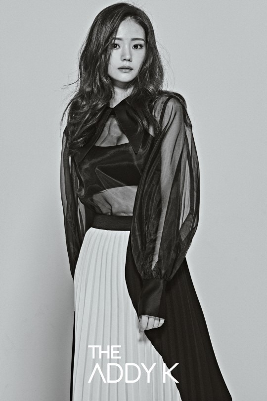 韩国女艺人金慧智拍时装杂志照秀清纯容貌火辣身材