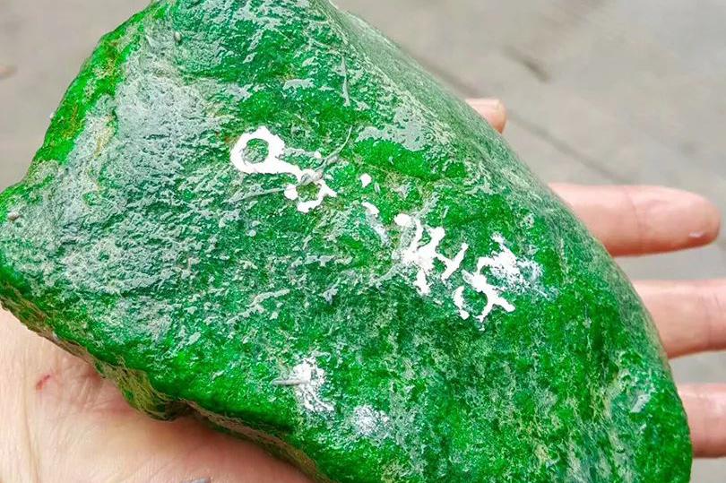 小伙买来几麻袋翡翠原石,一刀切出1700万满绿鸽子蛋,结果大赚!