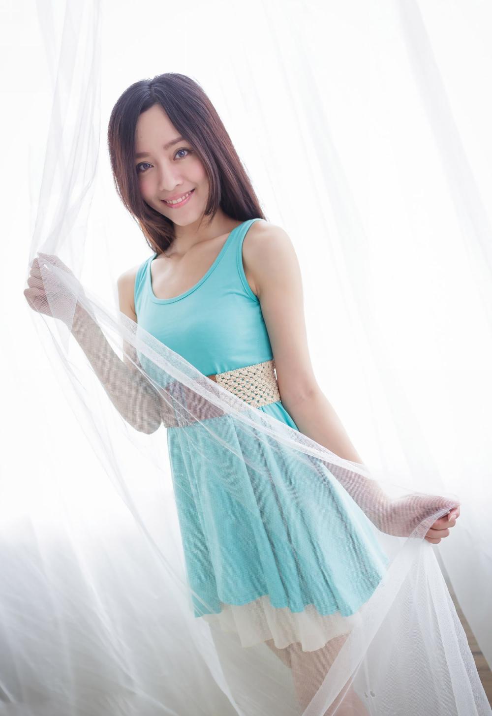 青苹果女孩影楼拍18岁成年写真, 肤白貌美, 但为什么拿个红苹果?