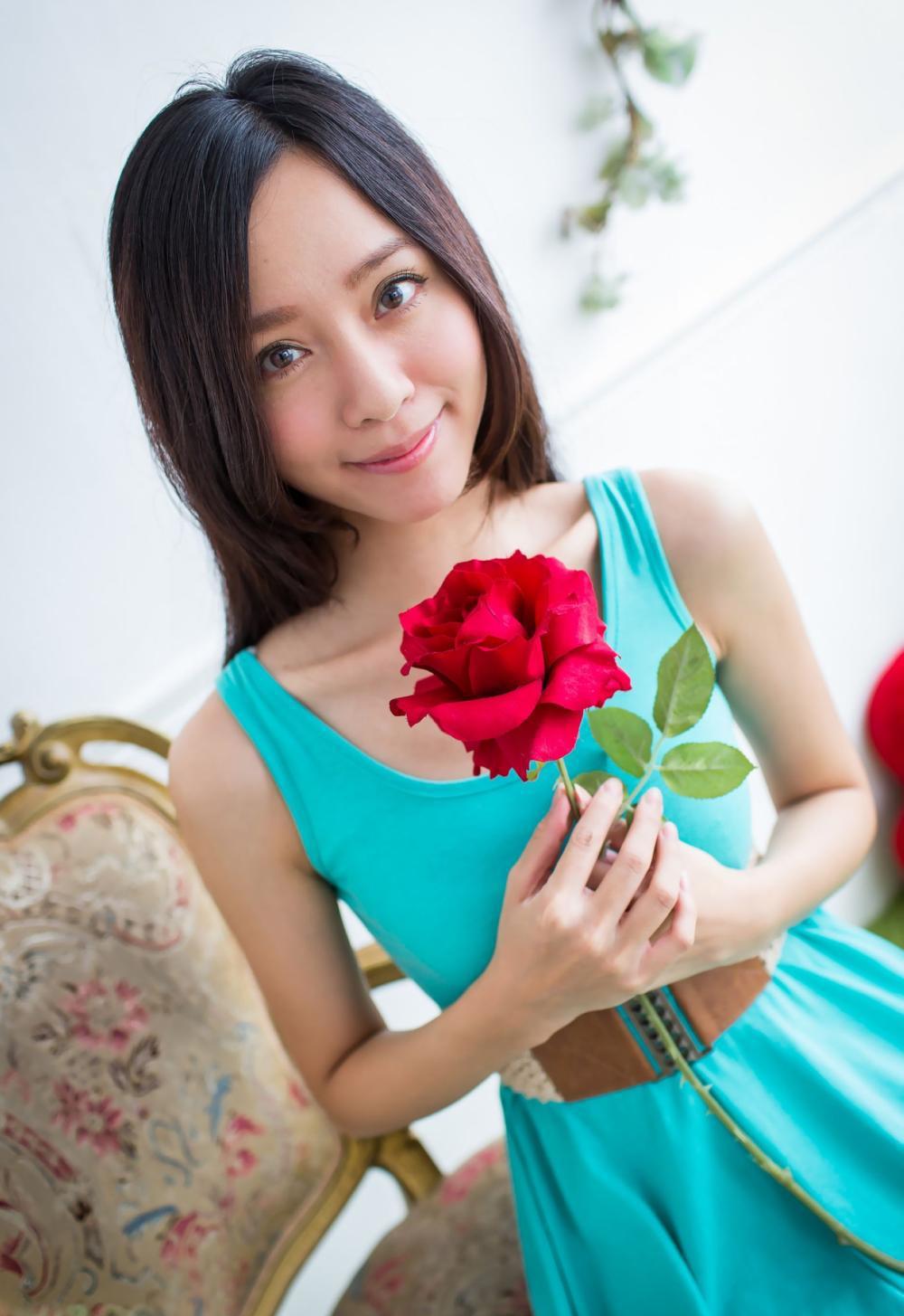 青苹果女孩影楼拍18岁成年写真, 肤白貌美, 但为什么拿个红苹果?