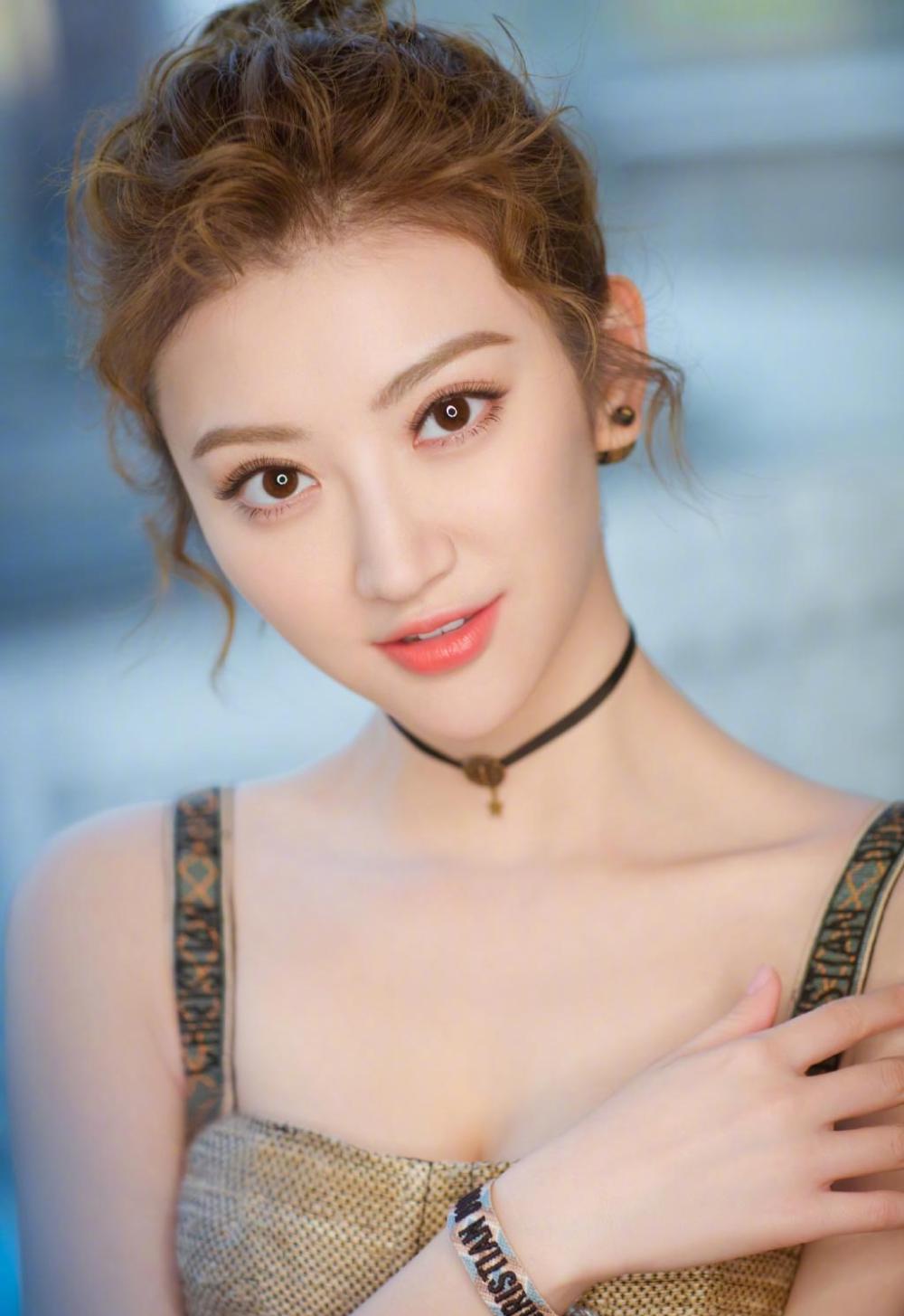 angelababy晒了与景甜合影 然而景甜的颈带有些变形