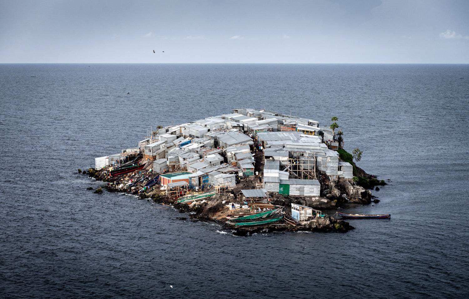 这个小岛上的一千人情愿挤在一起, 为何也不愿意搬到隔壁的大岛上