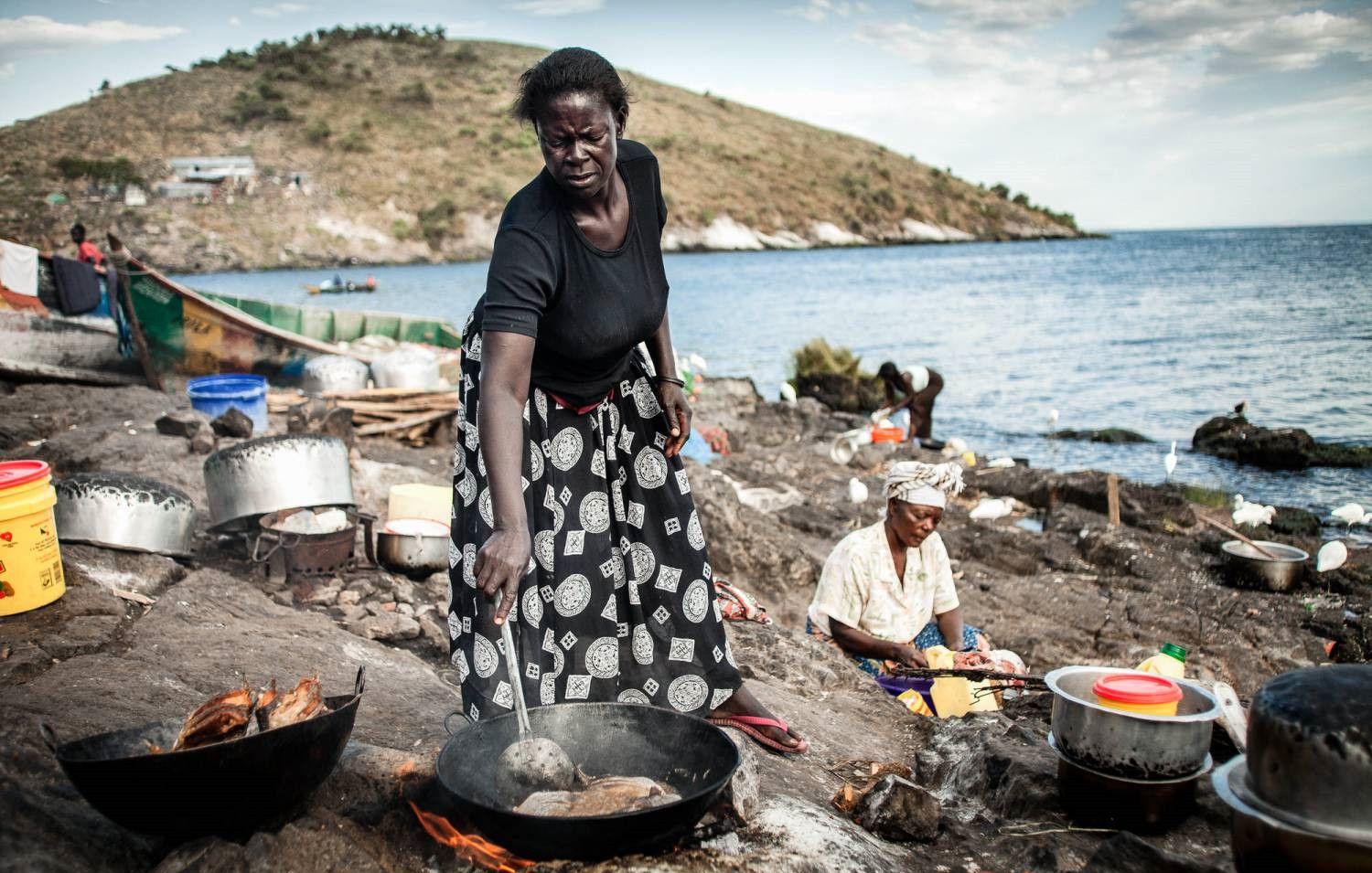 这个小岛上的一千人情愿挤在一起, 为何也不愿意搬到隔壁的大岛上