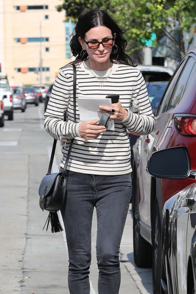 柯特妮·考克斯 courteney cox(《老友记》)在西好莱坞外出购买家具