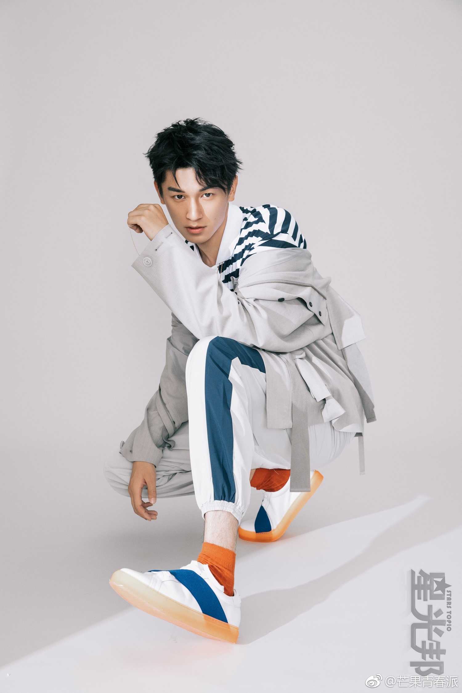 近日,演员@杨旭文 最新杂志照曝光,多种look轻松驾驭,彰显魅力