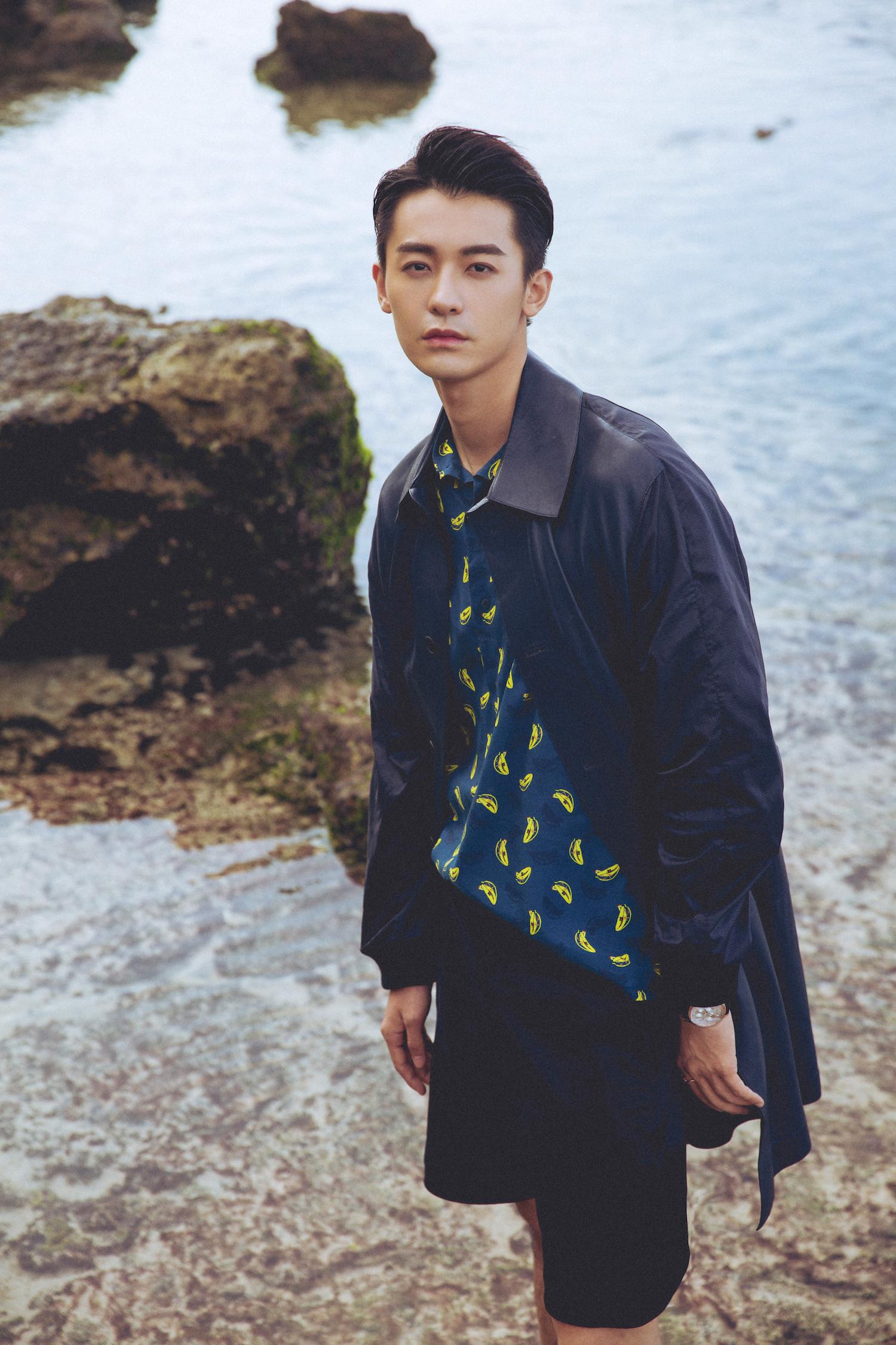 赵志伟最新写真曝光化身沉稳大气的海边漫步者