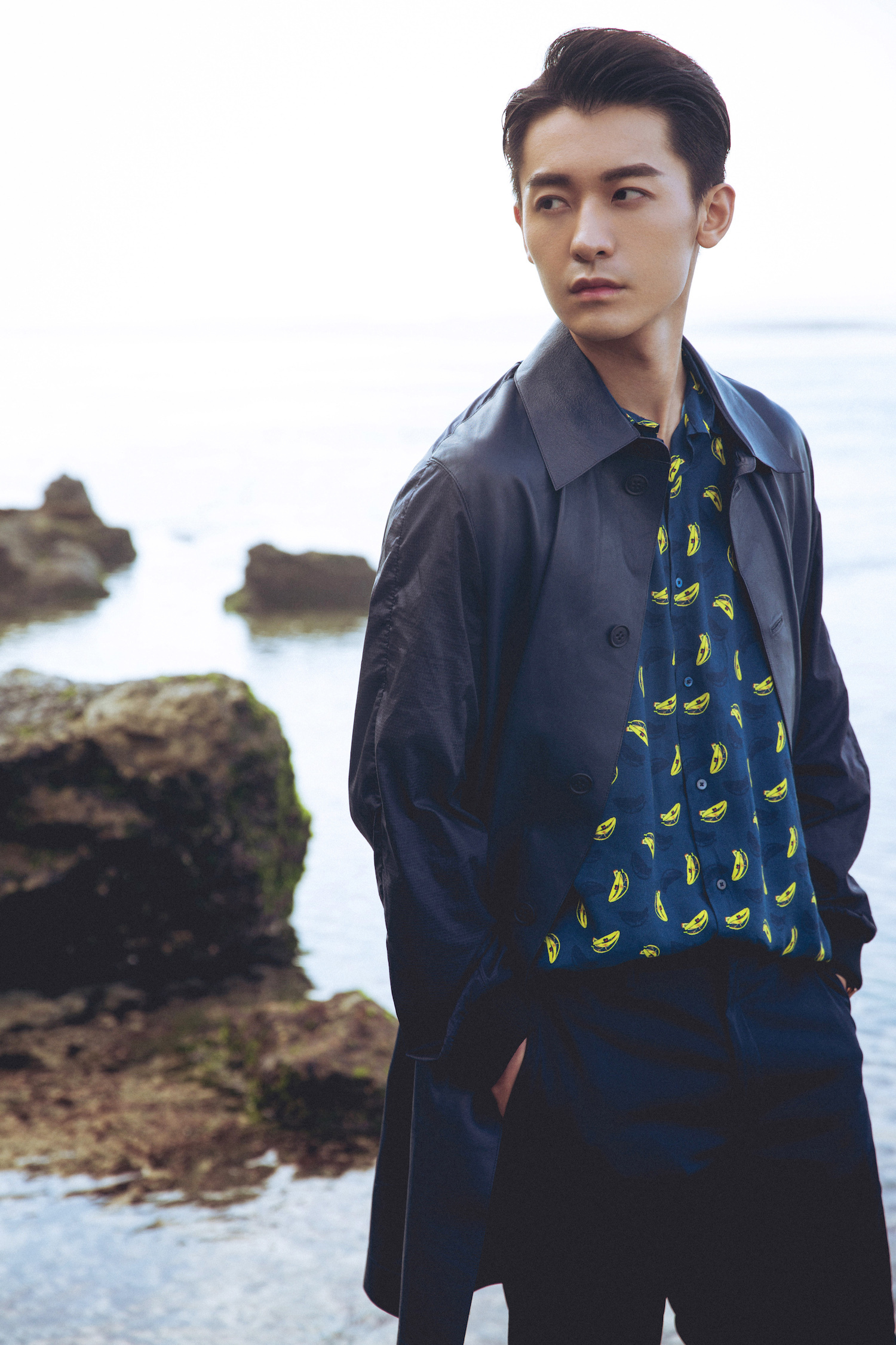 赵志伟最新写真曝光化身沉稳大气的海边漫步者