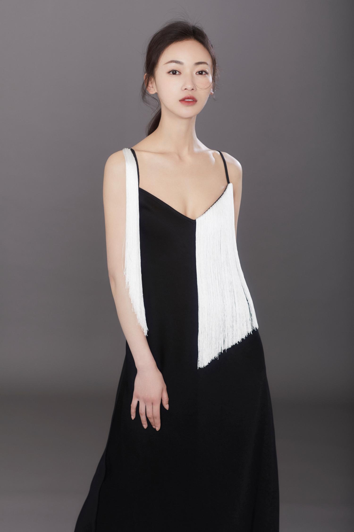 吴谨言终于不低调!一袭吊带连衣裙性感撩人,气质好到没话说