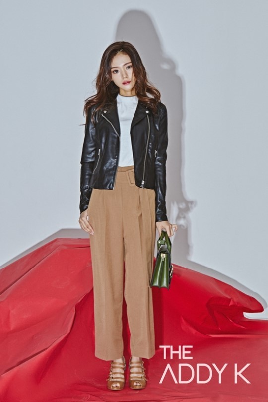 韩国女艺人金慧智拍时装杂志照秀清纯容貌火辣身材