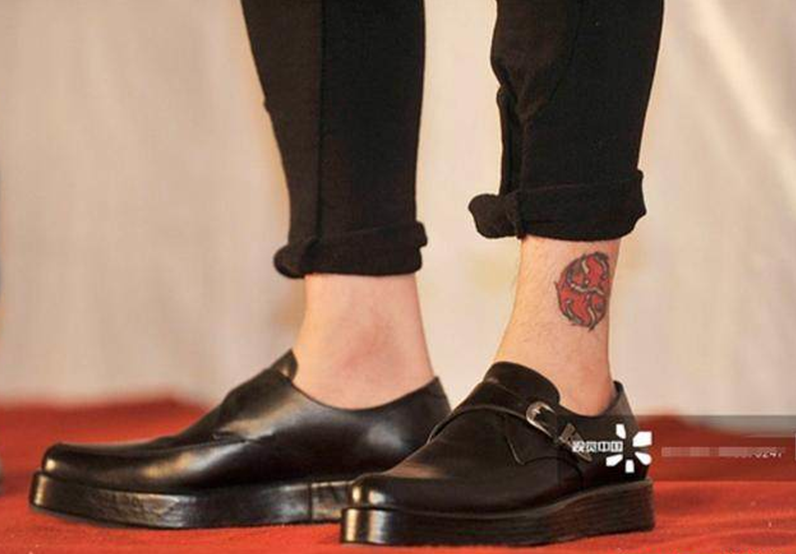 奔跑吧邓超纹身用胶布贴住,何炅几千块的衣服被打马赛克!