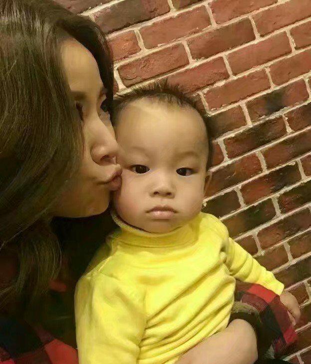 林心如终于晒女儿近照了肥头大耳粉嫩嫩连哭都这么逗人喜爱