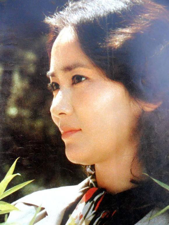 当然,让顾永菲真正红起来的电影就是《雷雨》,她演的繁漪外表美丽娇弱