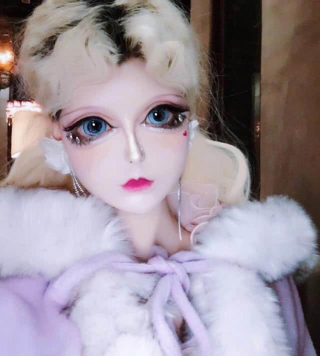网红芭比迪丽拉,曾以为她不会笑,可看到她的笑容后,网友都呆了