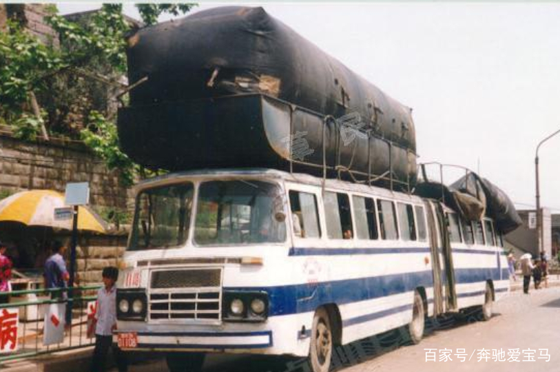 顶个炸弹行驶的"气包车"坐过的请举手!网友:这是拎着性命坐车