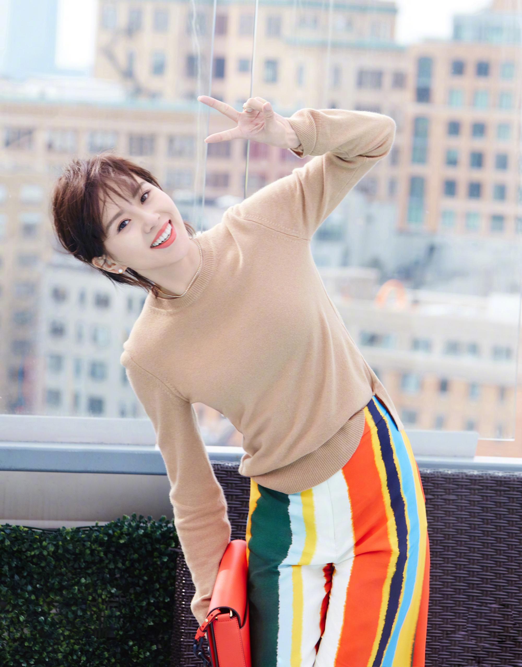 同样是短卷发,网友:范冰冰显老有风尘味,刘诗诗清纯似少女!