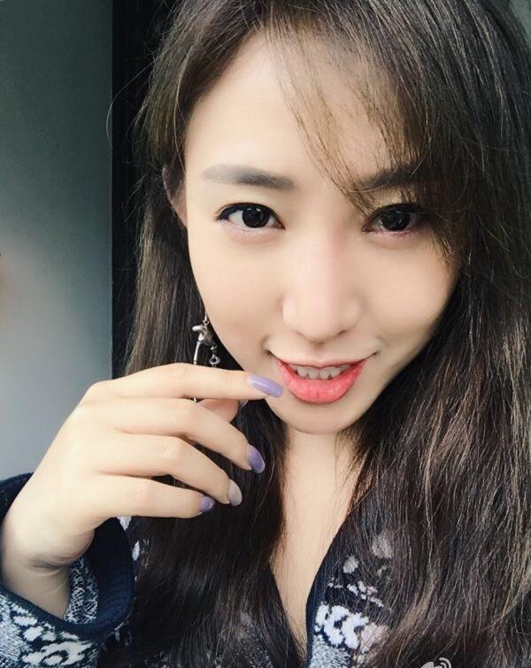 中超俱乐部最美女老板:90后单身未嫁,她是不是