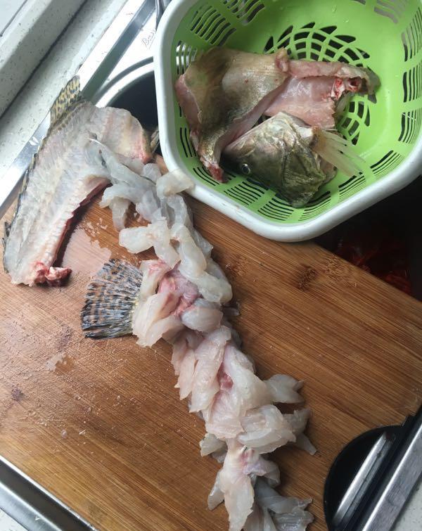 松鼠桂鱼半成品,去鳞去鳃,切菱形刀,提前准备年夜饭的重头菜!
